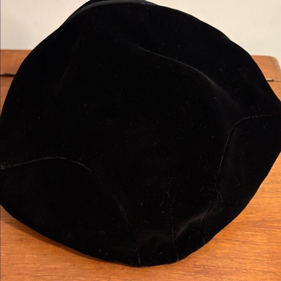 Set of 2 1948 Vintage Fashion Hats 1 Red Pillbox / 1 Black Velvet main image 5
